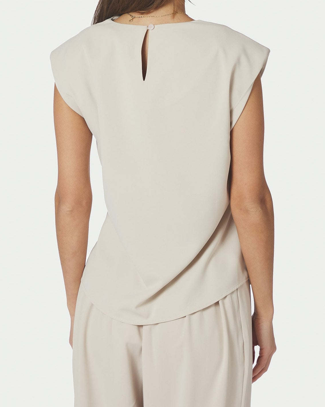 Katarim Crepe Top Ivory fra Neo Noir, flot elegant vandfalds-top