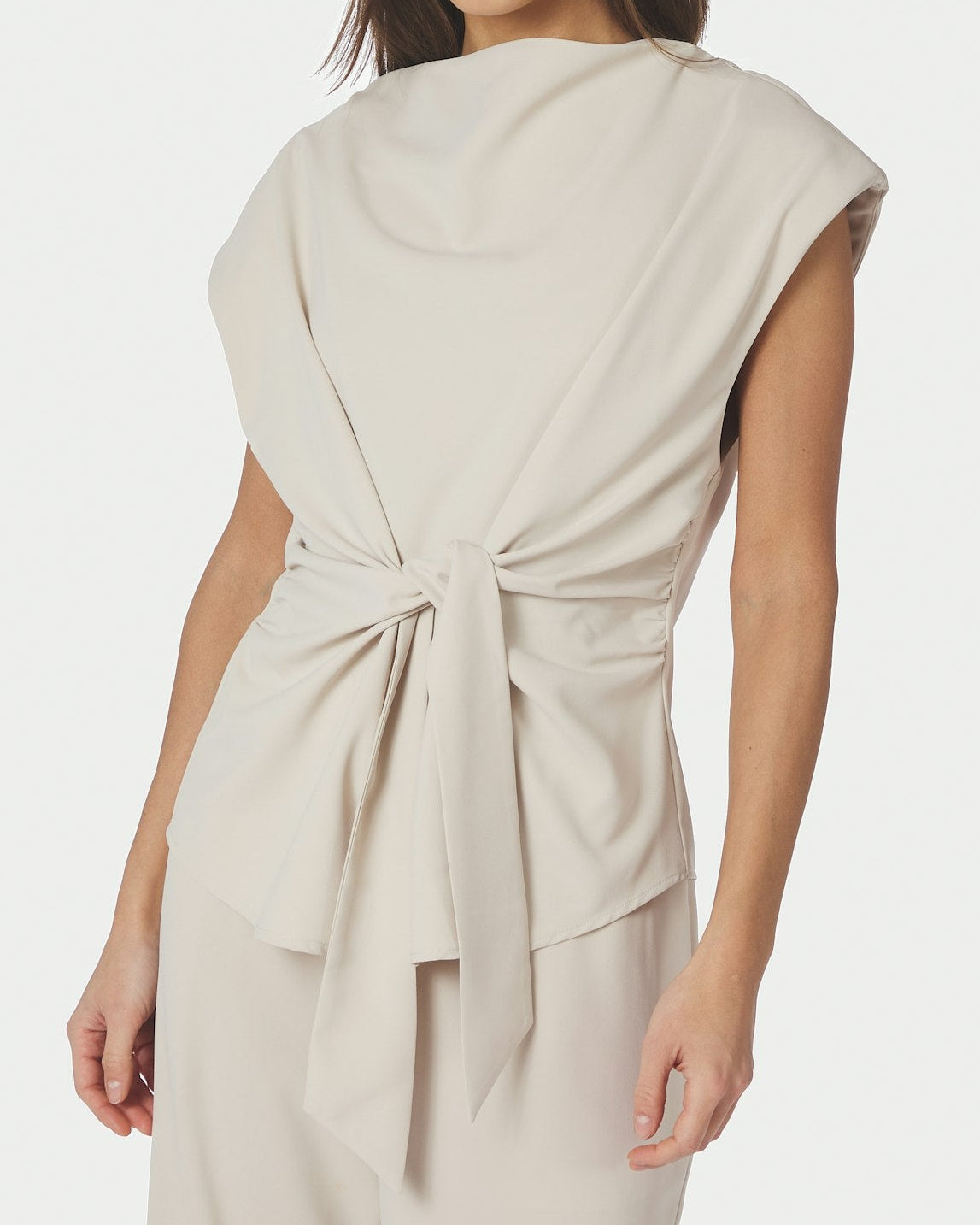 Katarim Crepe Top Ivory fra Neo Noir, flot elegant vandfalds-top