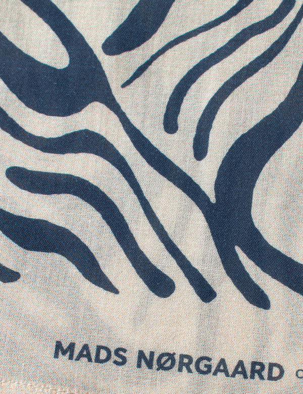 Mads Nørgaard Soft Cotton Self Tørklæde Zebra AOP/Sargasso Sea