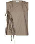 Lasa C Poplin Top Taupe fra Neo Noir, brun top med bindebånd