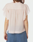 Vinsa Voile Top Light Pink fra Neo Noir, fin flæsedetaljeret bluse