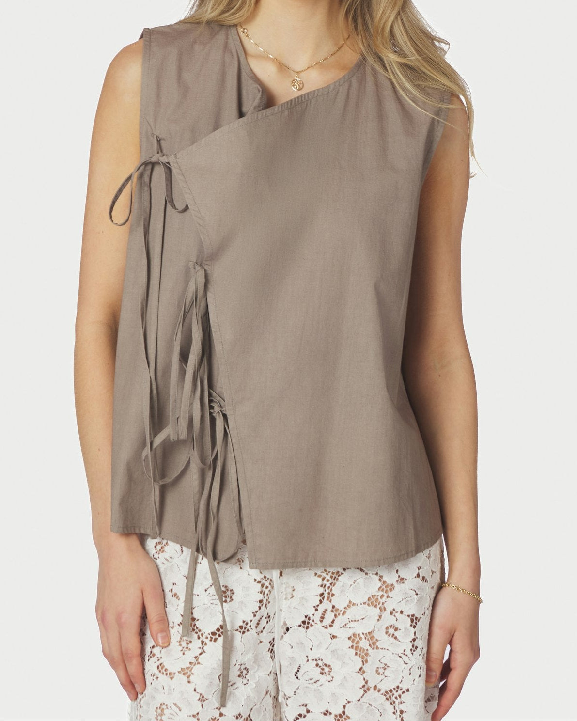 Lasa C Poplin Top Taupe fra Neo Noir, brun top med bindebånd