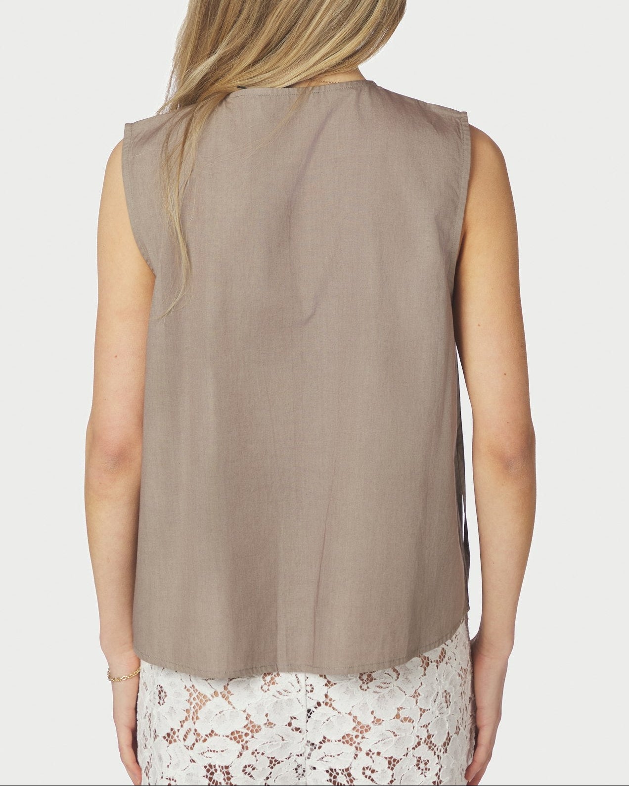 Lasa C Poplin Top Taupe fra Neo Noir, brun top med bindebånd