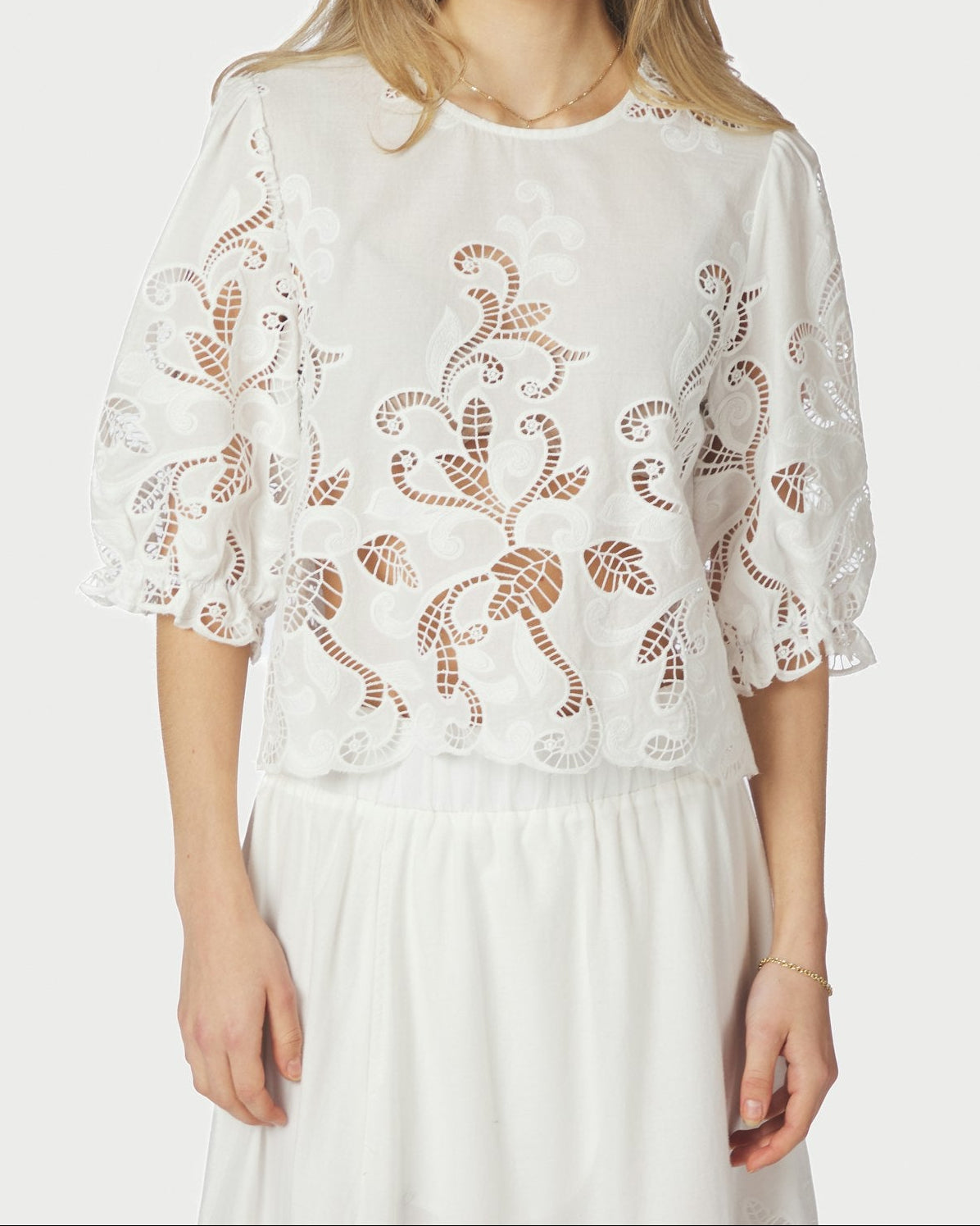 Fia Embroidery Bluse White fra Neo Noir, hvid broderet bluse