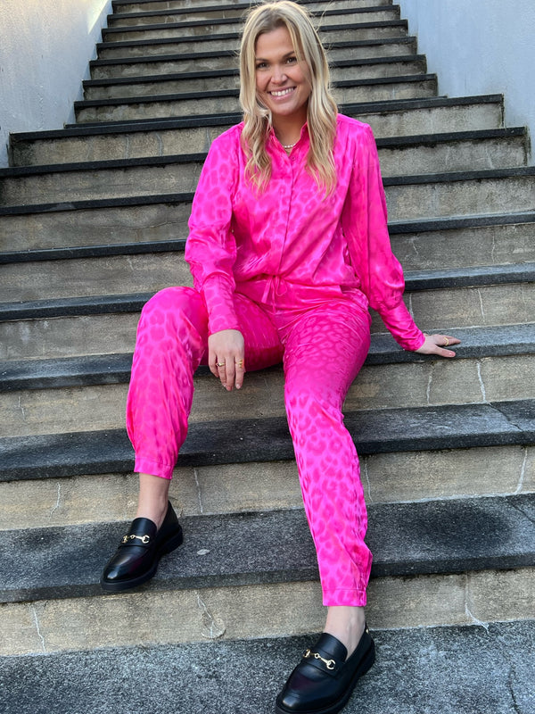 Karmamia Copenhagen Cora Bukser Pink Leo Jaquard